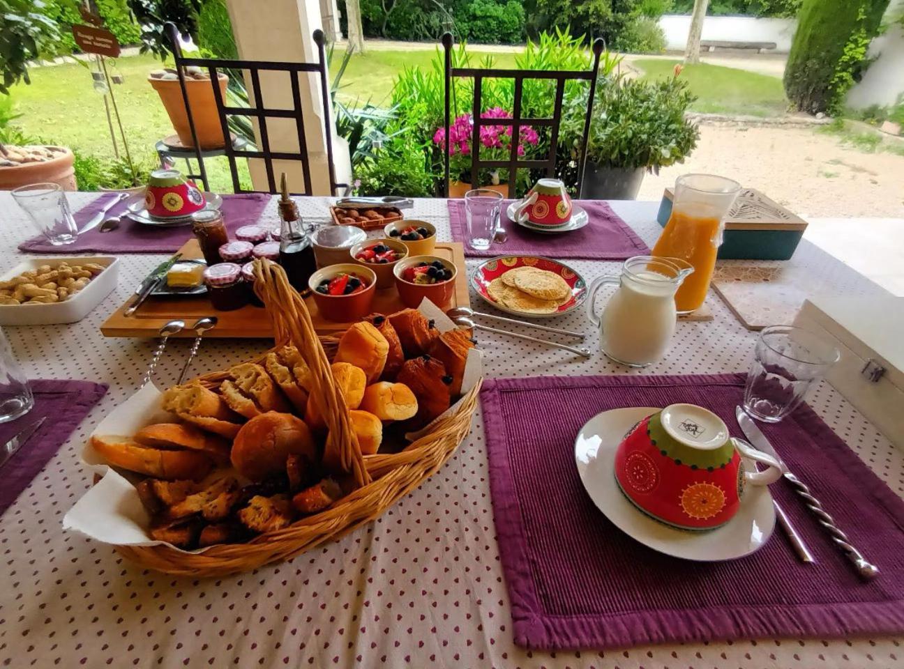 La Goutadou Bed & Breakfast Cabannes ภายนอก รูปภาพ
